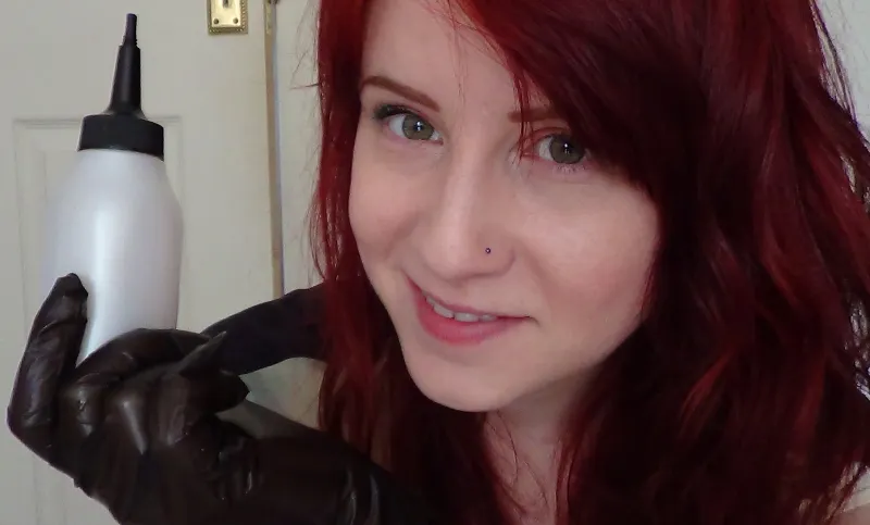 على مصففي الشعر أن يجيدوا استخدام القفازات... وإلا!