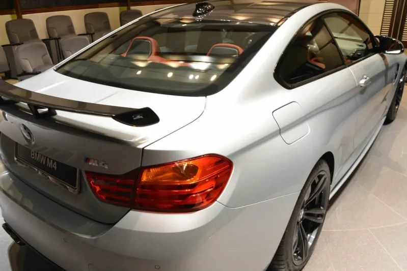 بالصور...سيارة “بي إم دبليو M4 “نادرة تصل إلى أبوظبي