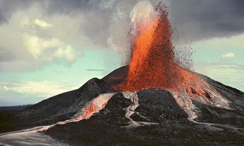 بالصور: هاواي "تغلي" ببركانها