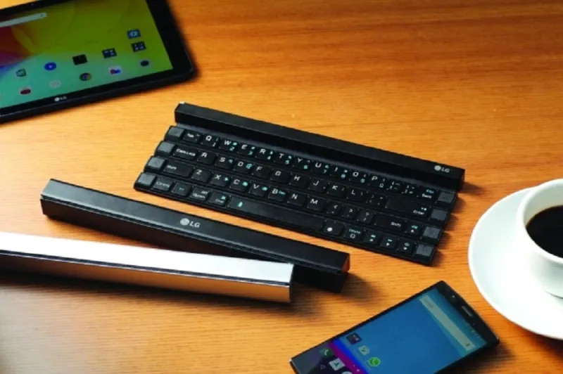 لوحة مفاتيح المستقبل تُلفّ وتحفظ في الجيب