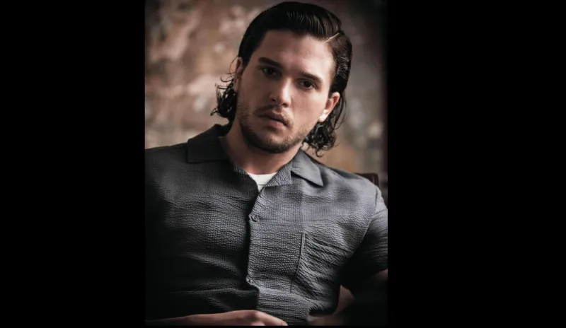 تمشيطة الشعر الجانبية... عنوان الجاذبية وخيار المشاهير