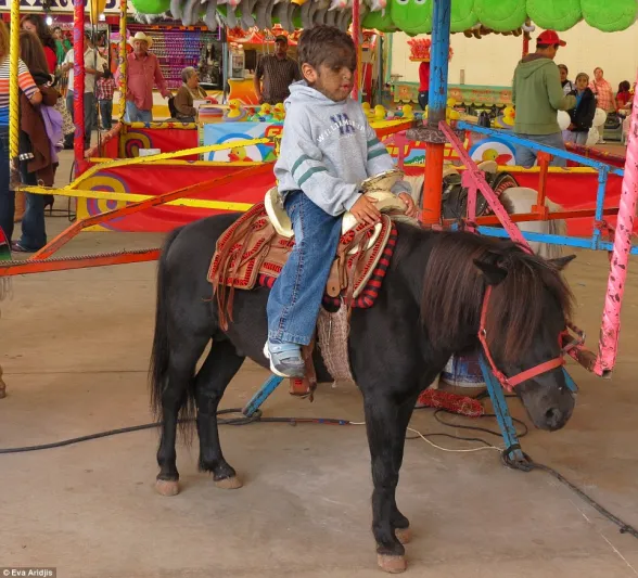 بالصور: عائلة الذئاب البشرية الأكثر شعرا حول العالم