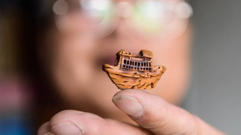 بذور الخوخ تتحول قطعا فنية فريدة!