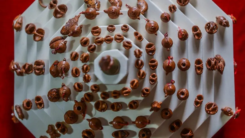 بذور الخوخ تتحول قطعا فنية فريدة!