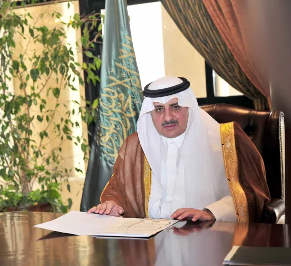 أمير سعودي يلبي نداء طفل ويسدد ديون والده