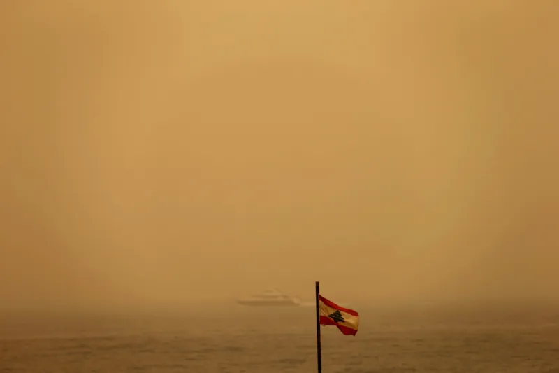 بالصور... لبنان بعد العاصفة الرملية  السكان متخوفون من الآتي