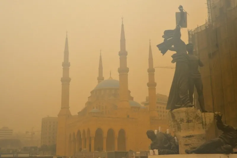 بالصور... لبنان بعد العاصفة الرملية  السكان متخوفون من الآتي