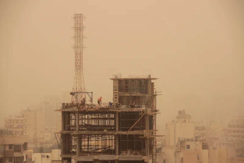 بالصور... لبنان بعد العاصفة الرملية  السكان متخوفون من الآتي