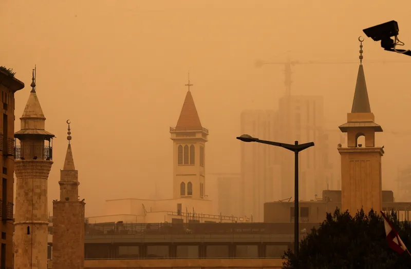بالصور... لبنان بعد العاصفة الرملية  السكان متخوفون من الآتي