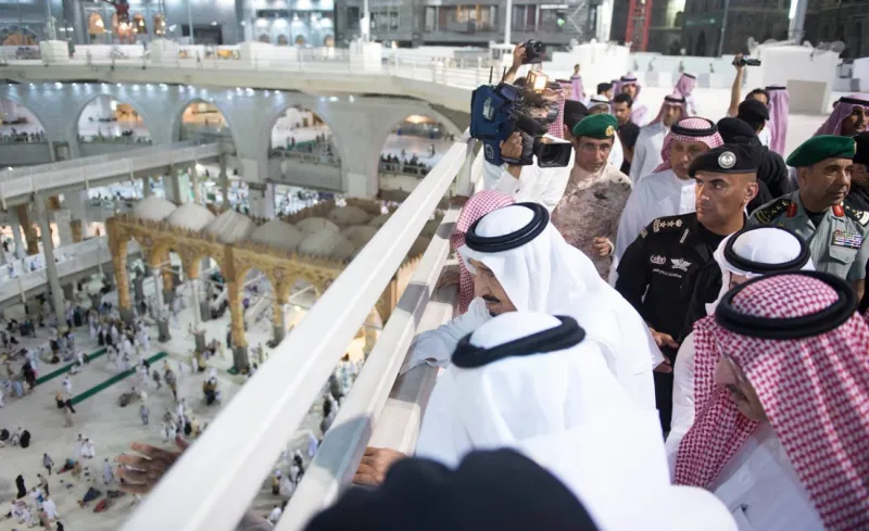 بالصور: الملك سلمان يتفقد المسجد الحرام بعد سقوط الرافعة 