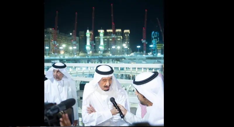 بالصور: الملك سلمان يتفقد المسجد الحرام بعد سقوط الرافعة 