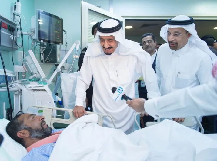 بالصور: الملك سلمان يتفقد المسجد الحرام بعد سقوط الرافعة 