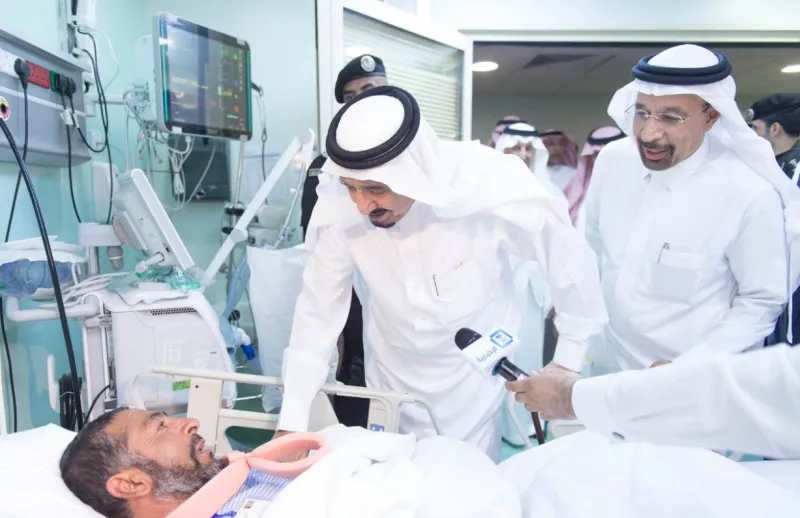 بالصور: الملك سلمان يتفقد المسجد الحرام بعد سقوط الرافعة 