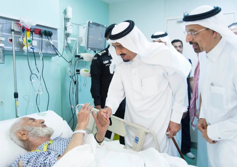 بالصور: الملك سلمان يتفقد المسجد الحرام بعد سقوط الرافعة 