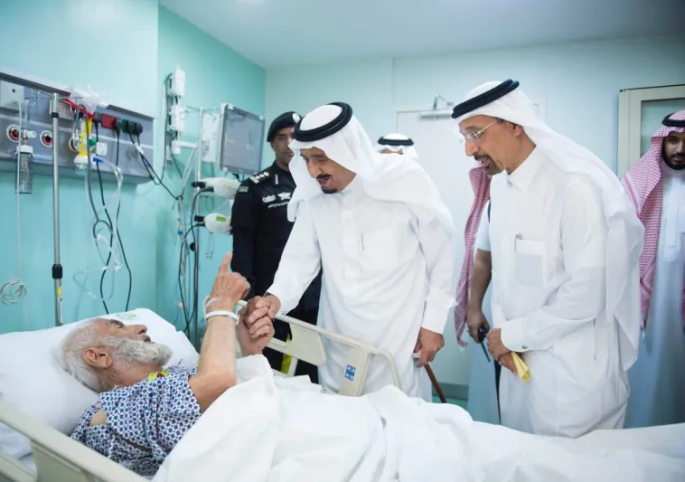 بالصور: الملك سلمان يتفقد المسجد الحرام بعد سقوط الرافعة 