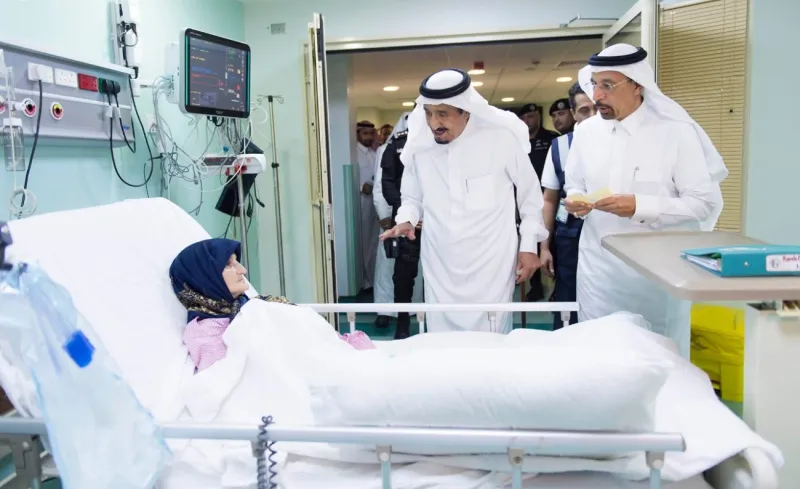 بالصور: الملك سلمان يتفقد المسجد الحرام بعد سقوط الرافعة 