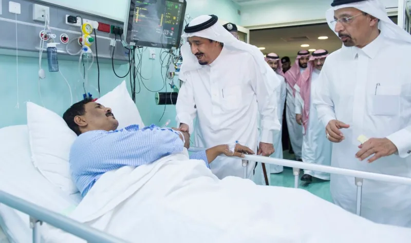 بالصور: الملك سلمان يتفقد المسجد الحرام بعد سقوط الرافعة 