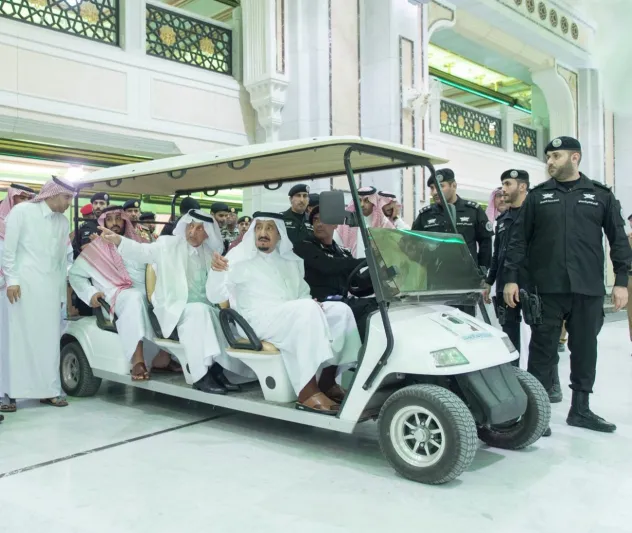 بالصور: الملك سلمان يتفقد المسجد الحرام بعد سقوط الرافعة 