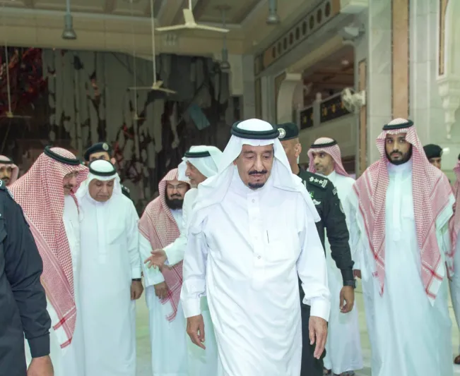 بالصور: الملك سلمان يتفقد المسجد الحرام بعد سقوط الرافعة 