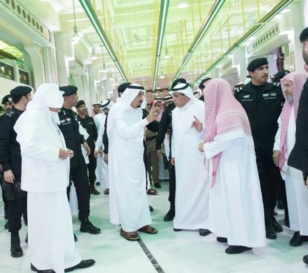 بالصور: الملك سلمان يتفقد المسجد الحرام بعد سقوط الرافعة 