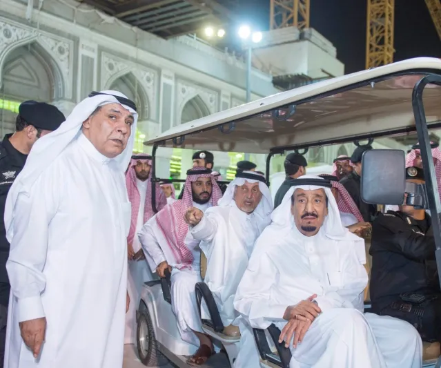 بالصور: الملك سلمان يتفقد المسجد الحرام بعد سقوط الرافعة 
