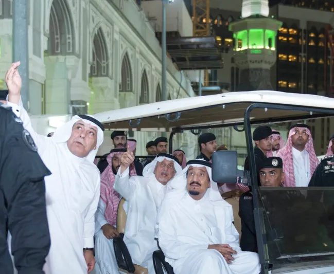 بالصور: الملك سلمان يتفقد المسجد الحرام بعد سقوط الرافعة 