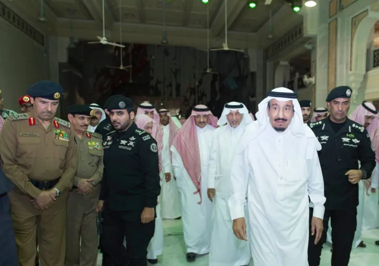 بالصور: الملك سلمان يتفقد المسجد الحرام بعد سقوط الرافعة 