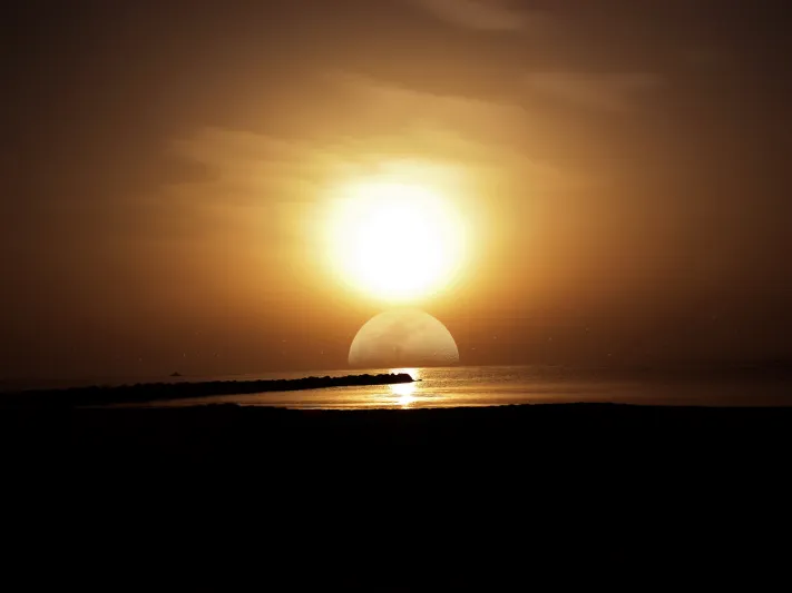 الشمس والقمر يحرجان ناسا على "تويتر"