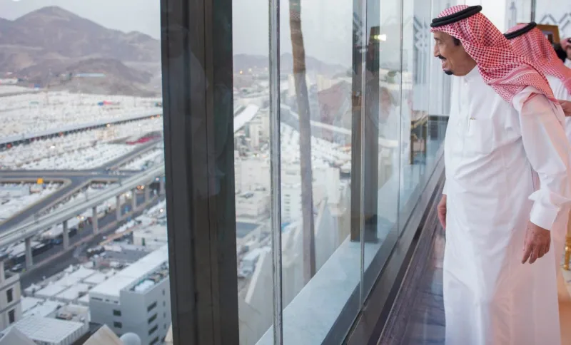 بالصور: خادم الحرمين يشرف شخصيا على راحة الحجاج 