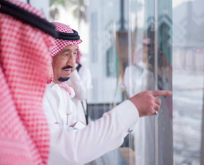 بالصور: خادم الحرمين يشرف شخصيا على راحة الحجاج 
