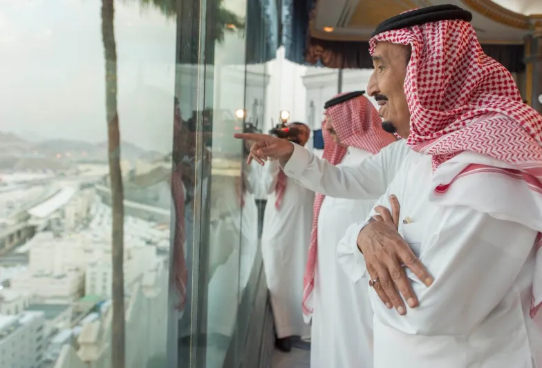 بالصور: خادم الحرمين يشرف شخصيا على راحة الحجاج 