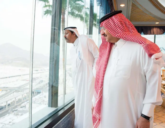 بالصور: خادم الحرمين يشرف شخصيا على راحة الحجاج 