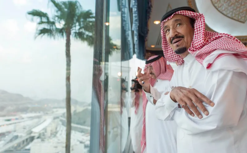 بالصور: خادم الحرمين يشرف شخصيا على راحة الحجاج 