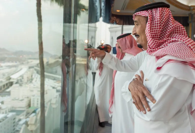 بالصور: خادم الحرمين يشرف شخصيا على راحة الحجاج 