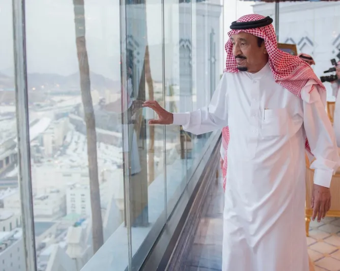 بالصور: خادم الحرمين يشرف شخصيا على راحة الحجاج 