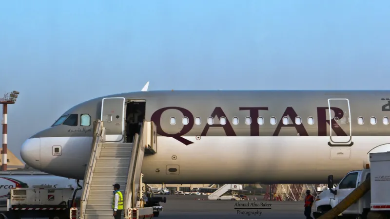 ماذا حدث لشخص حاول فتح باب الطائرة معتقدا أنه الحمام