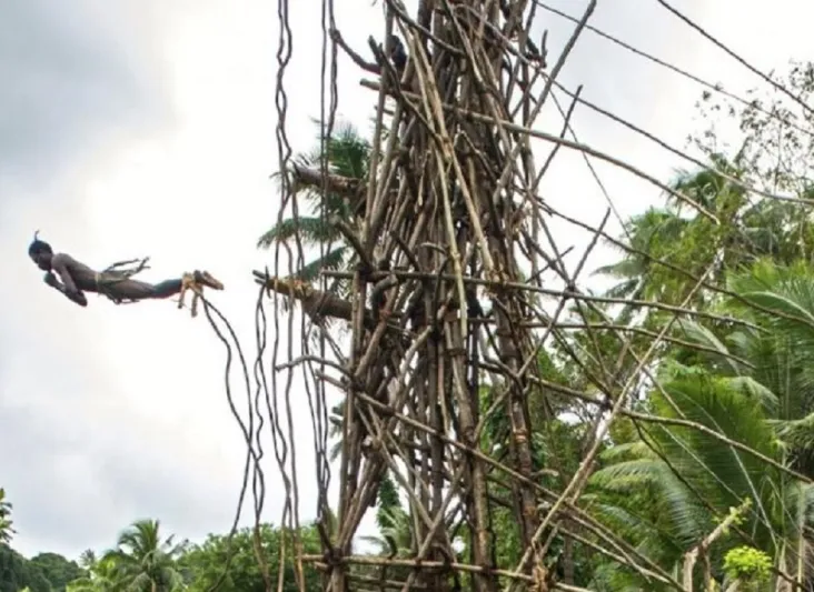 أغرب 5 تقاليد تنقل الفتيان إلى "عالم الرجولة" عند بعض القبائل!
