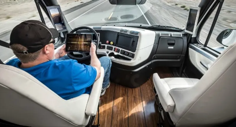 "دايملر" تختبر أول شاحنة ذاتية القيادة 