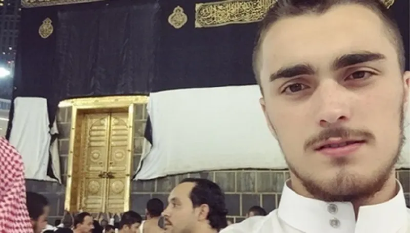 صورة..“سيلفي” حفيد الخميني أمام “الكعبة” تثير جدلاً بين الإيرانيين