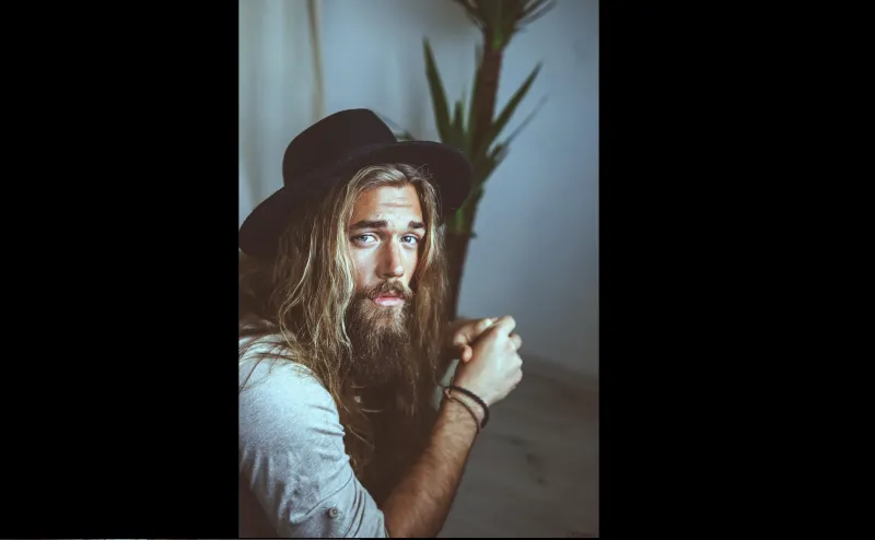 كيف خطف عارض أزياء سويدي الانظار بهذه السرعة القياسية؟