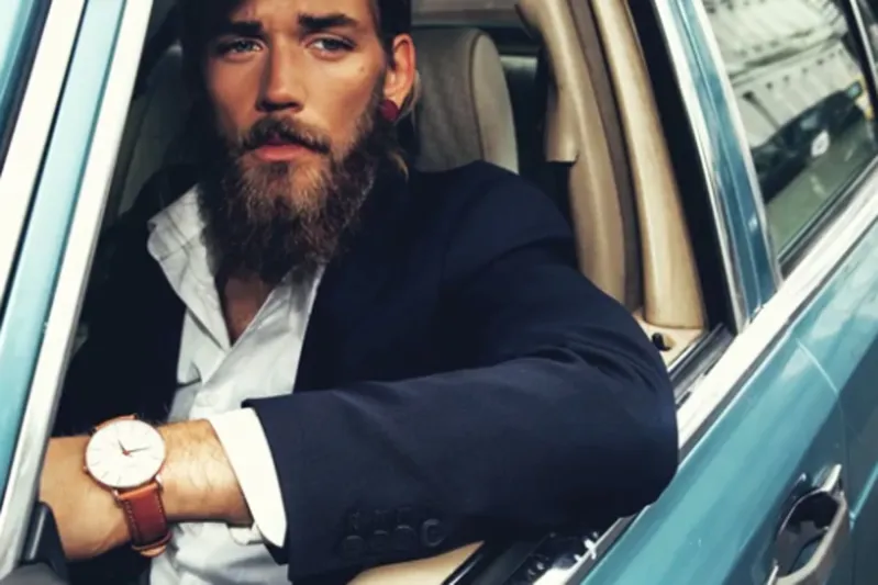 كيف خطف عارض أزياء سويدي الانظار بهذه السرعة القياسية؟