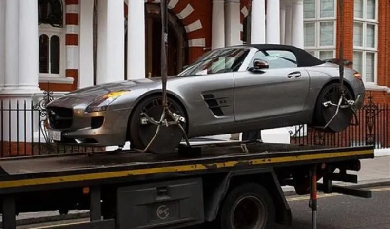 بعد 60 ثانية... سحب "مرسيدس" لسعودي في وسط لندن