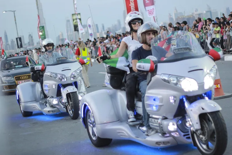 موكب دبي الاستعراضي يستضيف أروع السيارات وأجملها في المنطقة