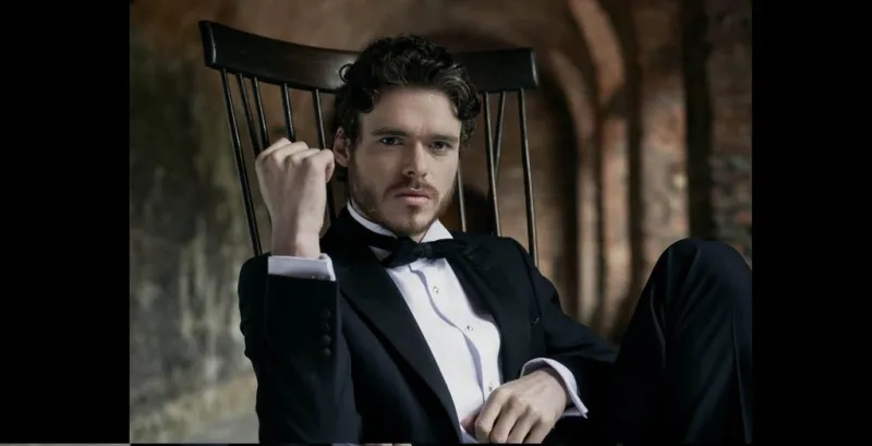 التاكسيدو... خيار المشاهير للمناسبات الكبرى 