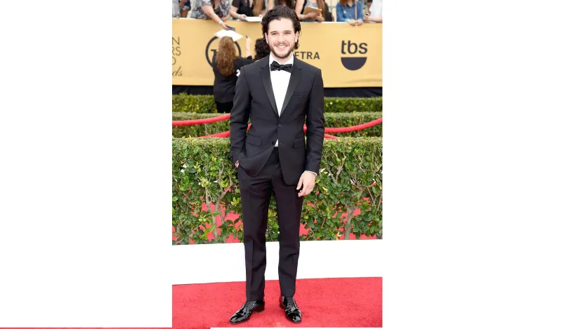 التاكسيدو... خيار المشاهير للمناسبات الكبرى 