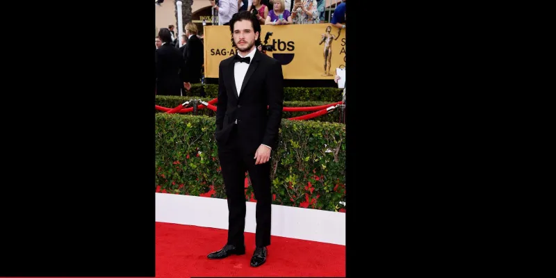 التاكسيدو... خيار المشاهير للمناسبات الكبرى 