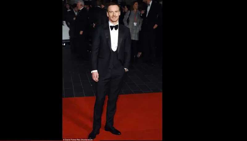 التاكسيدو... خيار المشاهير للمناسبات الكبرى 