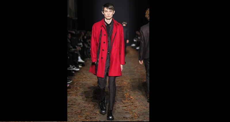 لاطلالة مفعمة بالدفء والجرأة... اختر الاحمر القاني 