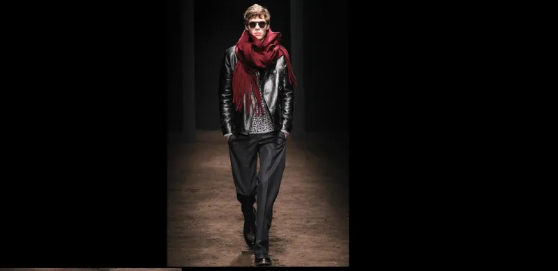 لاطلالة مفعمة بالدفء والجرأة... اختر الاحمر القاني 