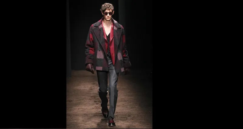 لاطلالة مفعمة بالدفء والجرأة... اختر الاحمر القاني 